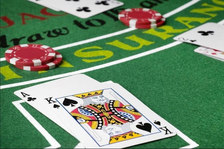 Pengguna membaca panduan bantuan akun